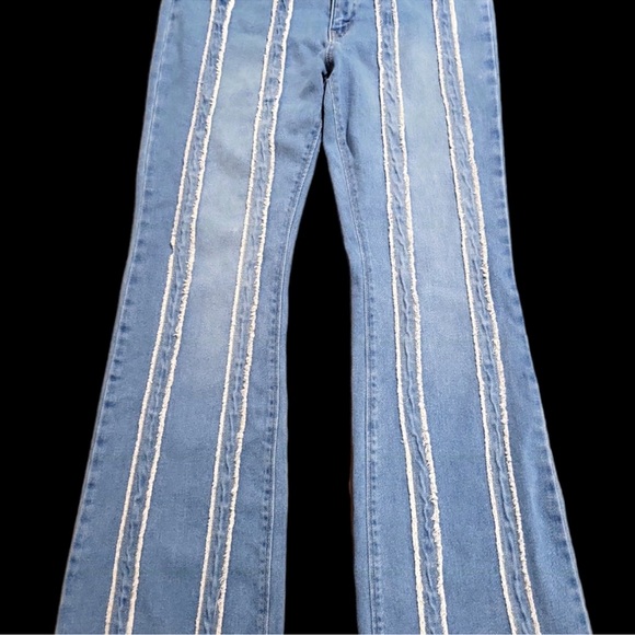 Wild Fable Women's Low-Rise Flare Jeans Raw Seam Size 16 Blue Boho Hippie Denim - Picture 4 of 10